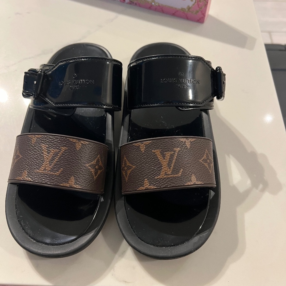 Authentic LV slides - Picture 1 of 6